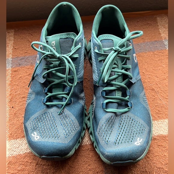 On brand helion running shoes - Picture 3 of 5